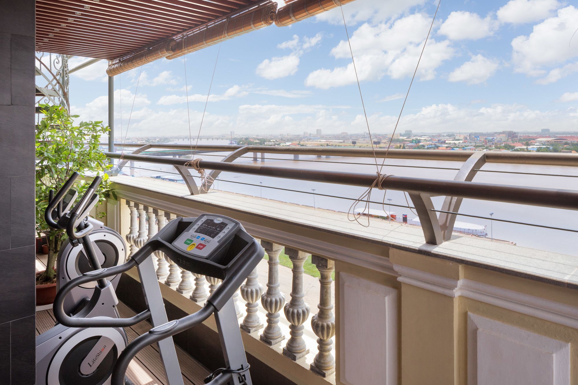 Lcs Hotel & Apartment Phnom Penh Ngoại thất bức ảnh
